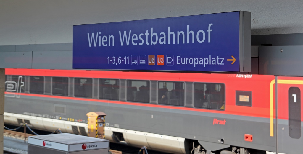 Westbahnhof Sign